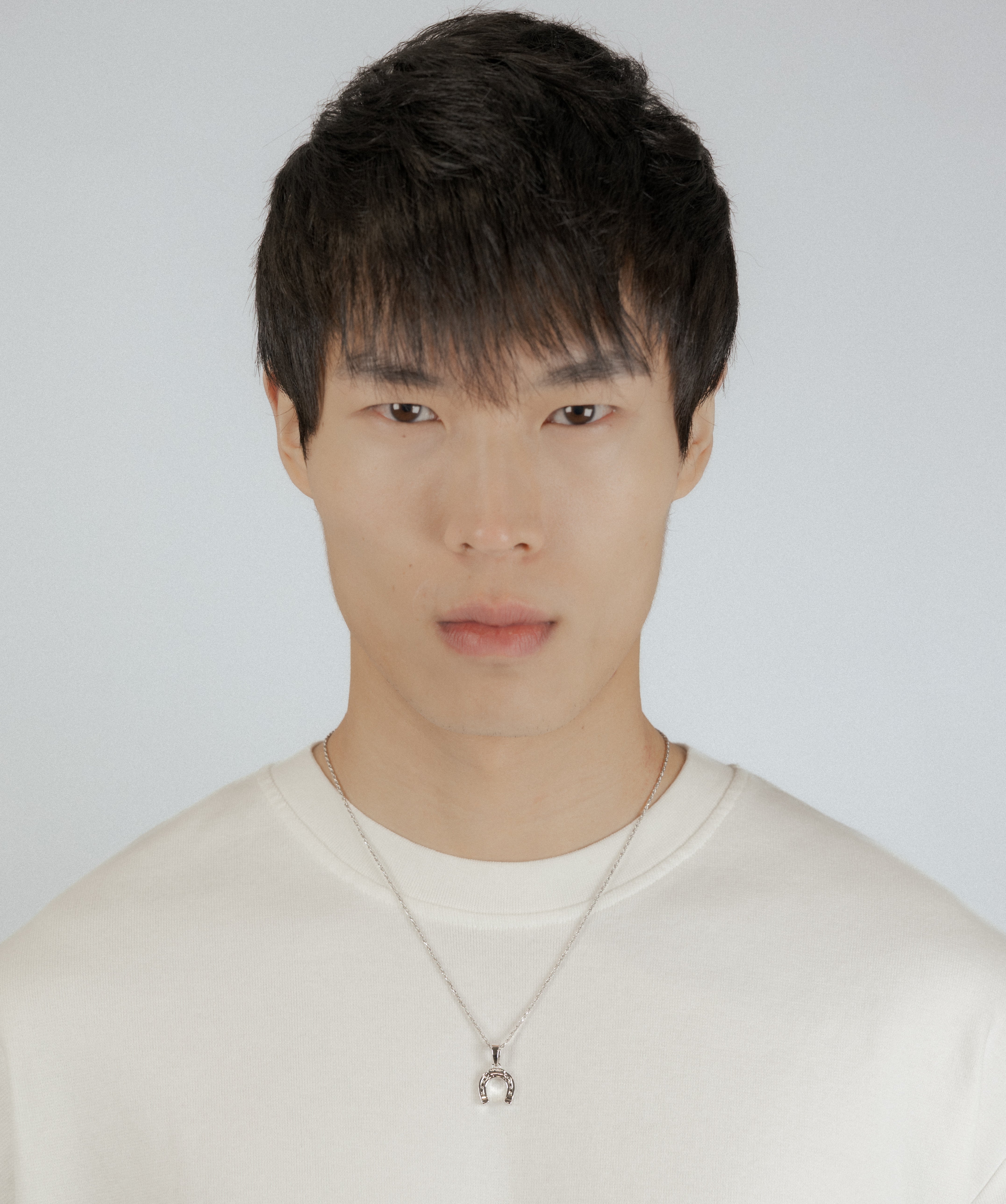 Horseshoe Pendant — White Gold view 2 | colour:white
